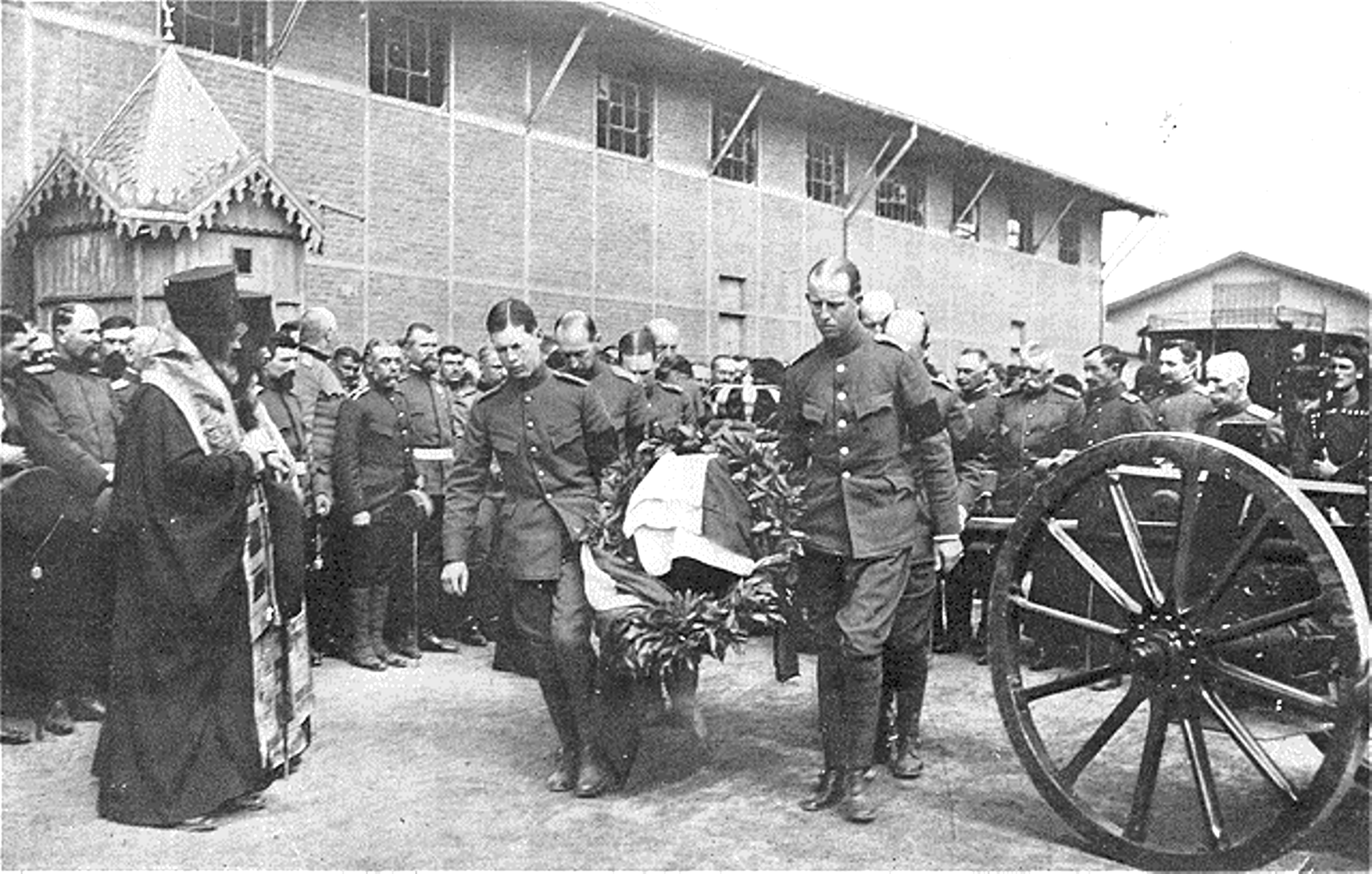 Οἱ πρίγκηπες ἀποβιβάζουν τὸ φέρετρο τοῦ βασιλέως τῶν Ἑλλήνων, Γεωργίου Α'.