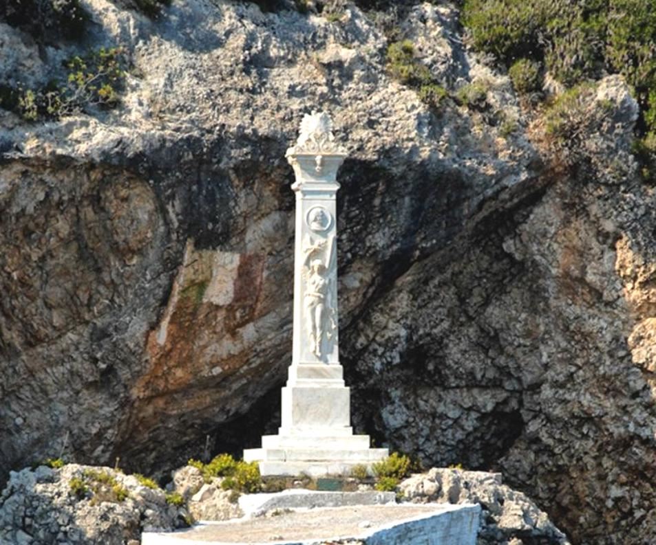 Τὸ μνημεῖο τοῦ φιλέλληνα Σανταρόζα στὴν Σφακτηρία. [Κοντά του εἶχε θαφτεῖ ὁ Παῦλος Βοναπάρτης]. Φωτογραφία τοῦ Γιάννη Τοῦντα.