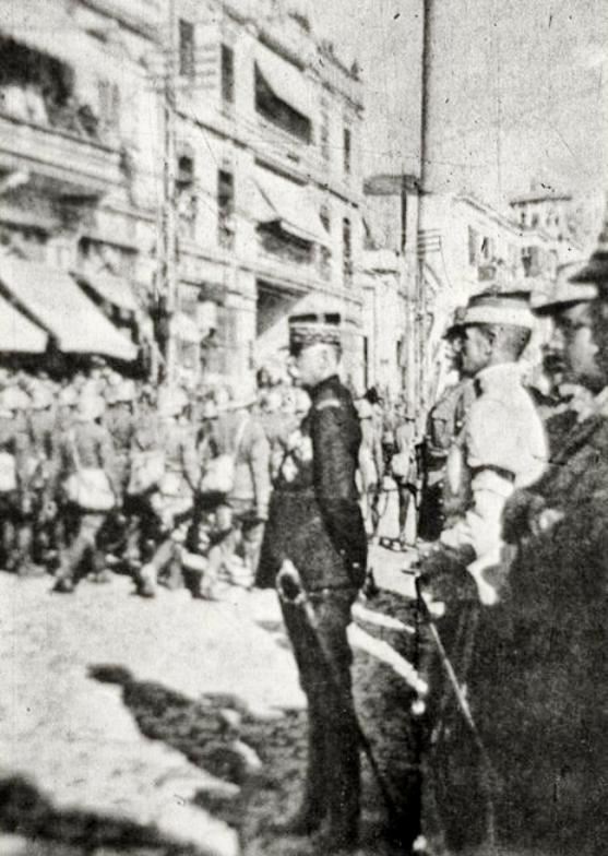 Ὁ γάλλος στρατηγὸς Σαράιγ, παρακολουθεῖ παρέλαση τῶν "συμμαχικῶν" στρατευμάτων στὴν Θεσσαλονίκη. 