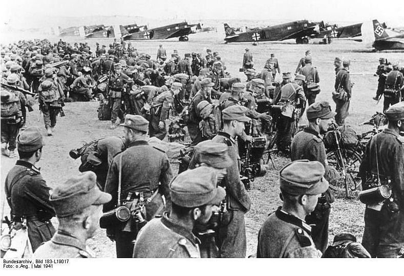 Γερμανικά στρατεύματα επιβιβάζονται με προορισμό την Κρήτη.