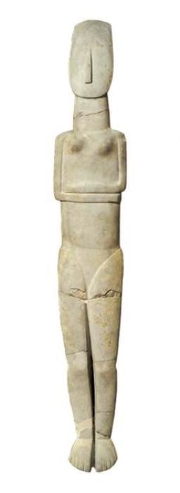 Γυναικείο άγαλμα από παριανό μάρμαρο, του τύπου με διπλωμένα χέρια κάτω από το στήθος. Aμοργός, Πρωτοκυκλαδική II Eποχή (φάση Kέρου-Σύρου, 2800-2300 π.X.).Πρόκειται για μοναδικό έργο, αφού είναι το μεγαλύτερο σε μέγεθος από τα μέχρι σήμερα γνωστά δείγματα της Kυκλαδικής πλαστικής και σώζεται ακέραιο (ύψος 1,52 μ.). 