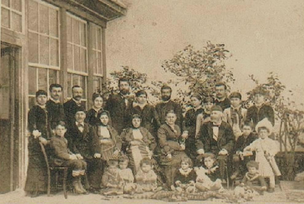 Οικογένεια Παναγιώτη Κακουλίδη στην αυλή τού σπιτιού τους στην Τραπεζούντα.