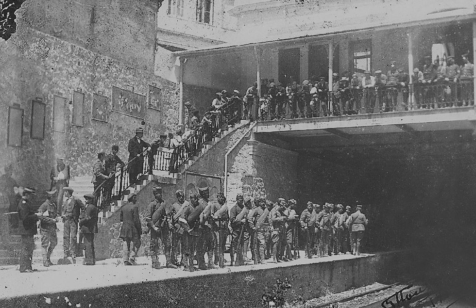 1912. Στρατιώτες και πολίτες περιμένουν τον ηλεκτρικό στο Μοναστηράκι.